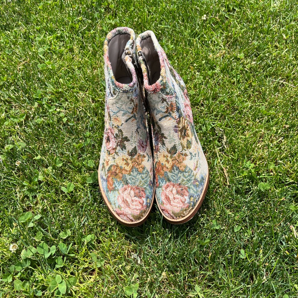 Women’s Hinge Boots with Embroidered Floral Pattern - Picture 3 of 3
